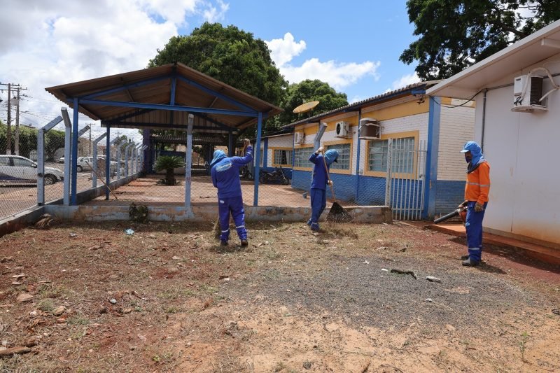 Mutirão de limpeza continua e serviços atendem o centro e bairros de Dourados