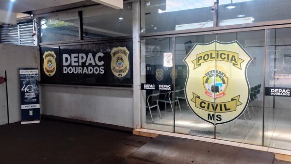 Mulher é presa após desacatar policiais militares em órgão público de Dourados