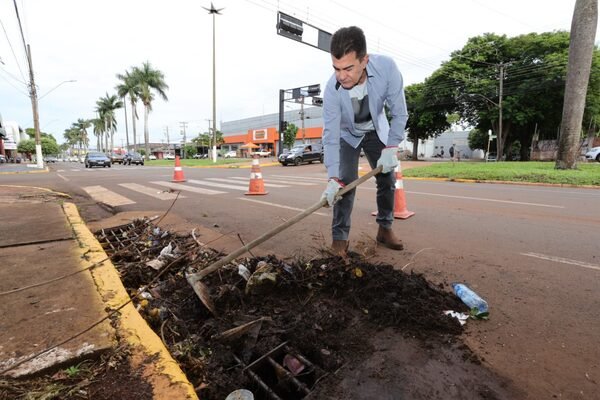 Prefeitura amplia limpeza de bueiros para evitar alagamentos no período chuvoso