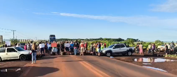 Após acidentes fatais na BR-163, moradores fecham rodovia e pedem mais segurança