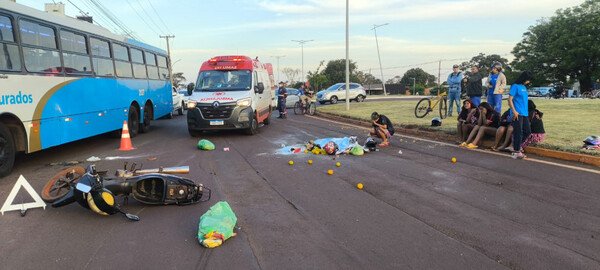 Mulher morre após motocicleta bater em caminhonete na Avenida Guaicurus