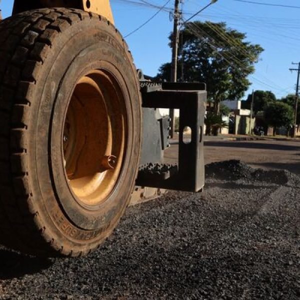 Prefeitura mantém operação tapa-buracos em várias regiões de Dourados