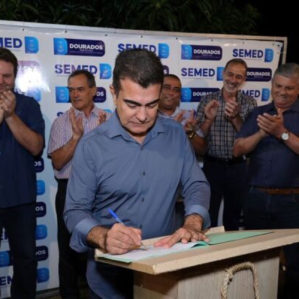 Prefeito assina ordem de serviço para reforma da Escola Professora Avani Cargnelutti