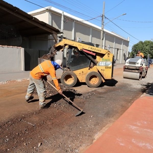 Prefeitura recupera pavimentação em importante via de Vila Vargas