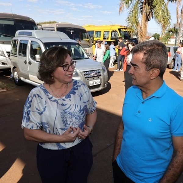 Prefeitura entrega ônibus novo para Educação e três veículos para Assistência Social