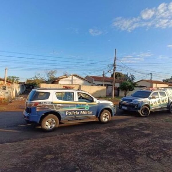 Após ameaçar mãe com faca, homem tenta atacar PM’s e acaba ferido a tiros