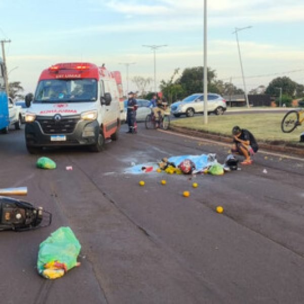 Mulher morre após motocicleta bater em caminhonete na Avenida Guaicurus