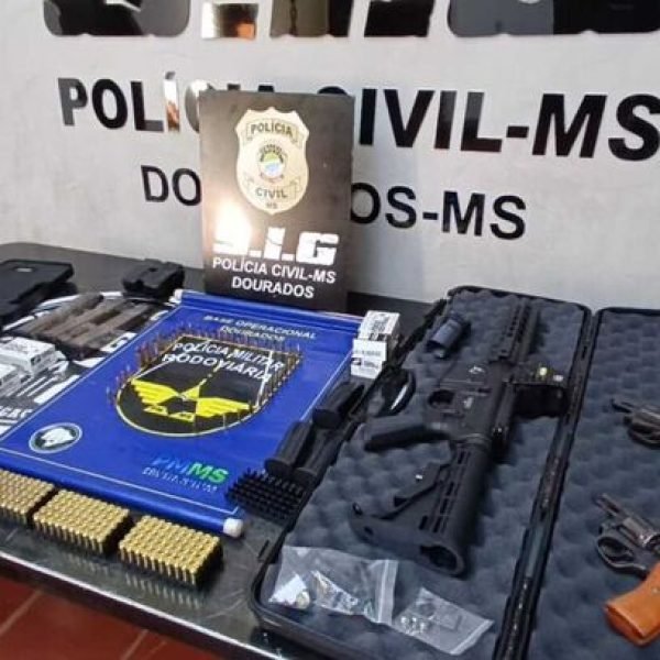 Homem é preso com fuzil e outras armas após denúncia de disparos contra veículo