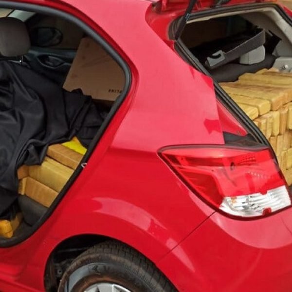 Trio é preso pela PRF com 556 quilos de maconha transportados em carro com placas de SP