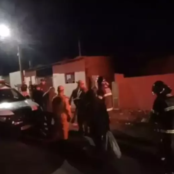 Homem morre carbonizado após incêndio em residência