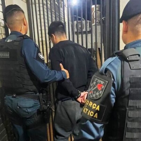Após se ‘gabar’ em telefone, homem é flagrado com arma drogas em apartamento